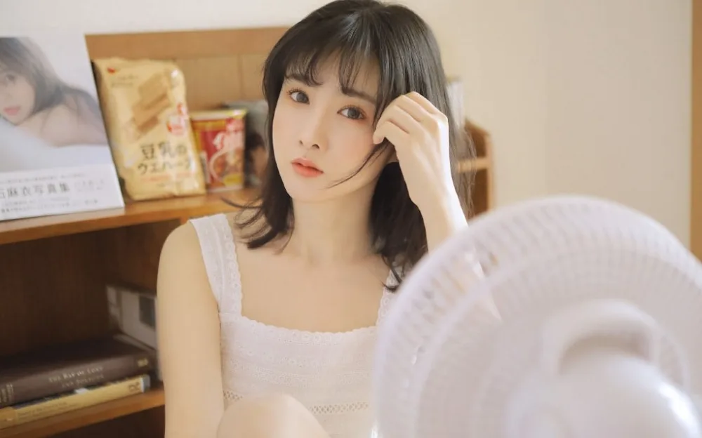 白色吊带美女写真 图片6
