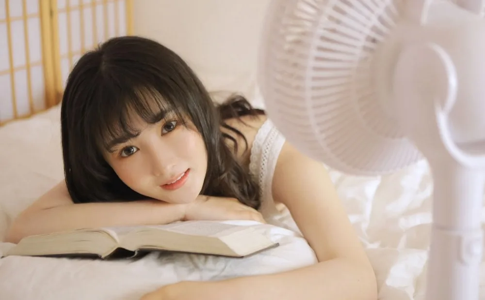 白色吊带美女写真 图片3