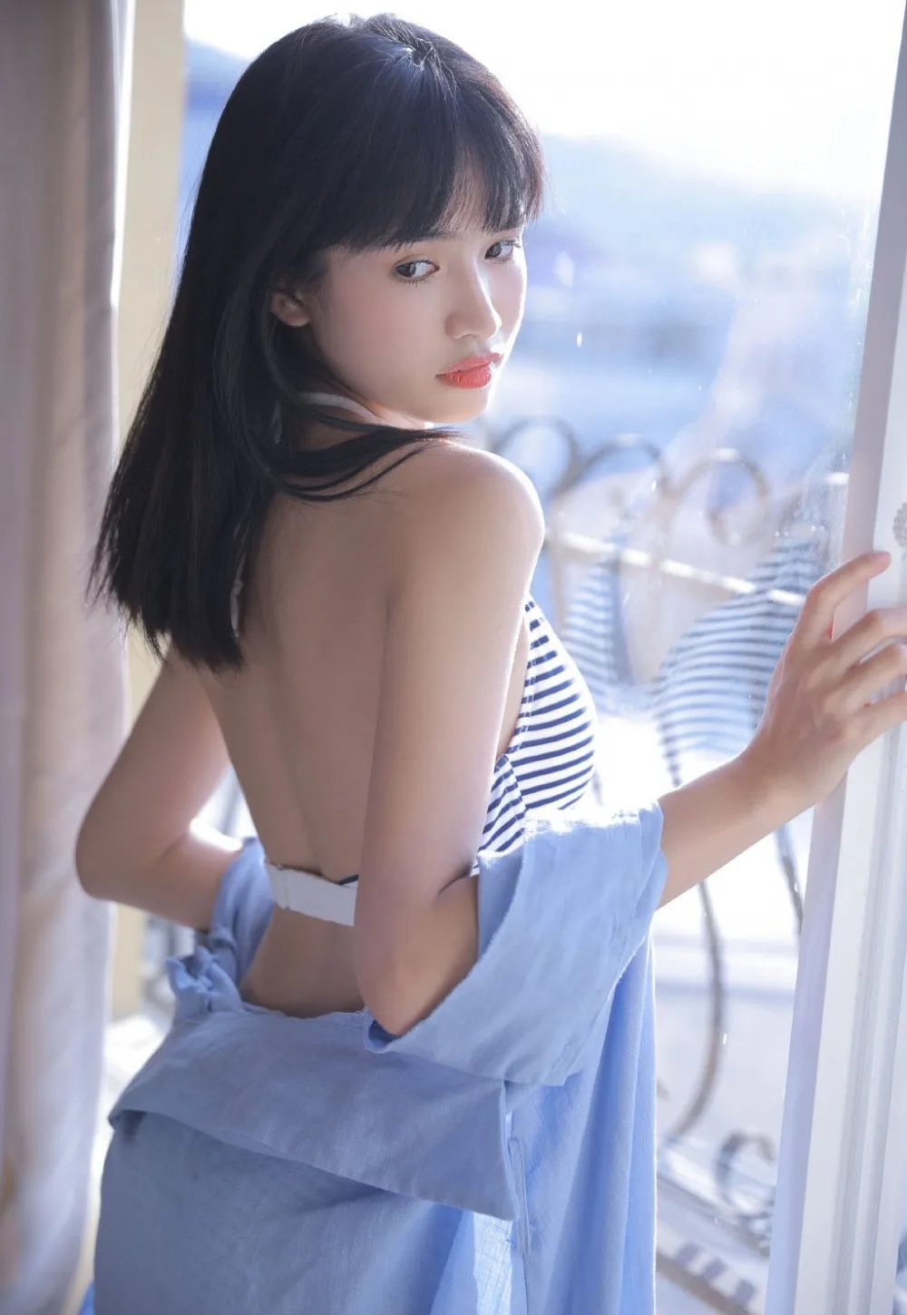 吊带内衣美女写真 图片9