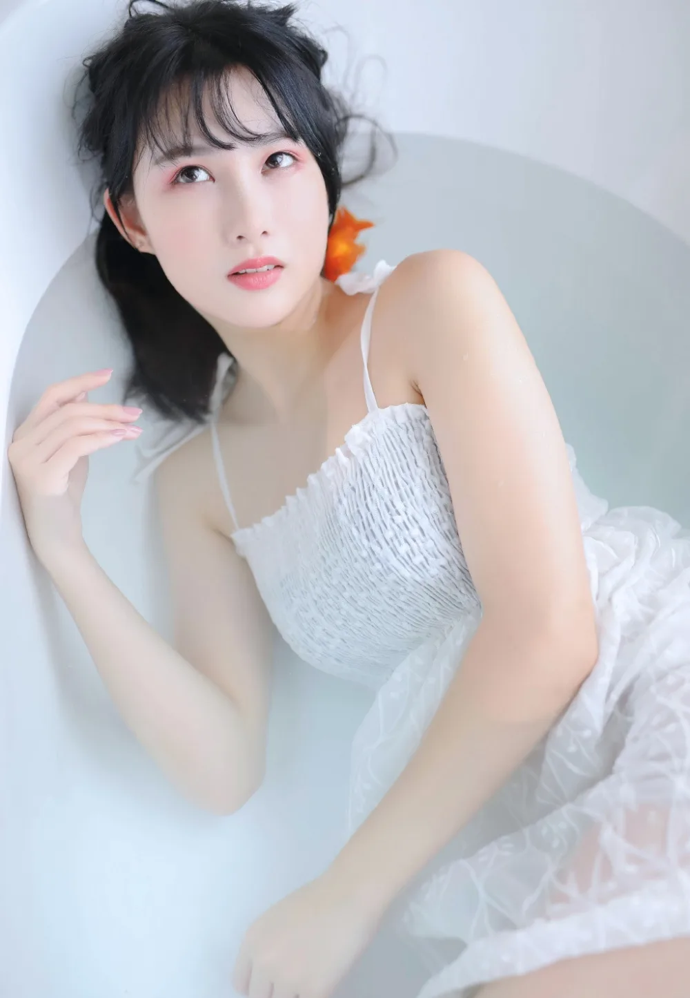 吊带白裙美女写真 图片8