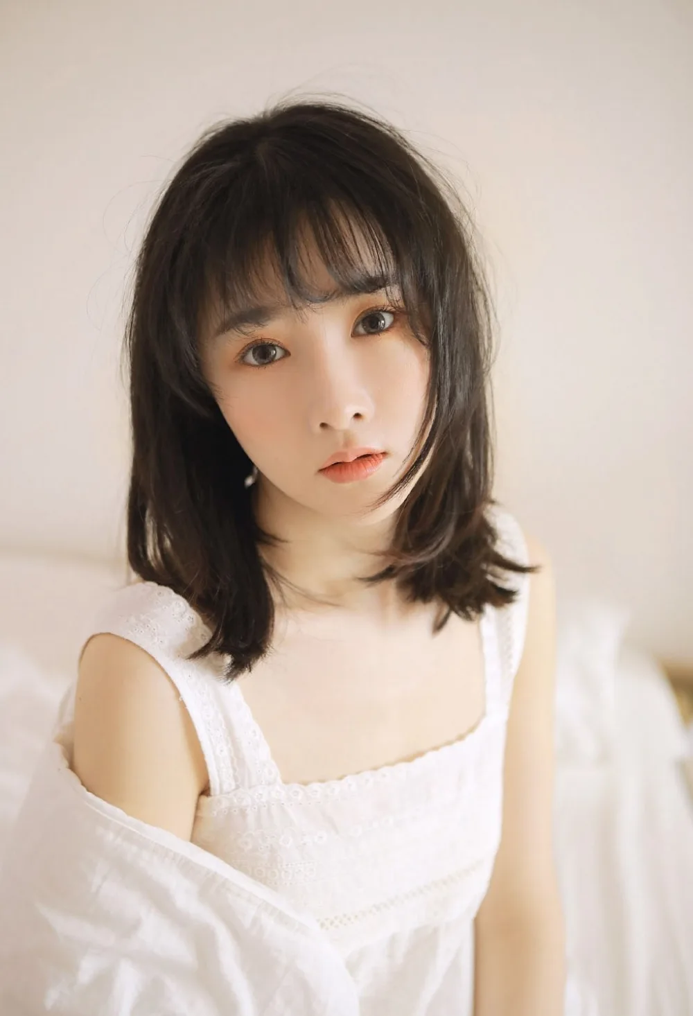 白色吊带美女写真 图片9