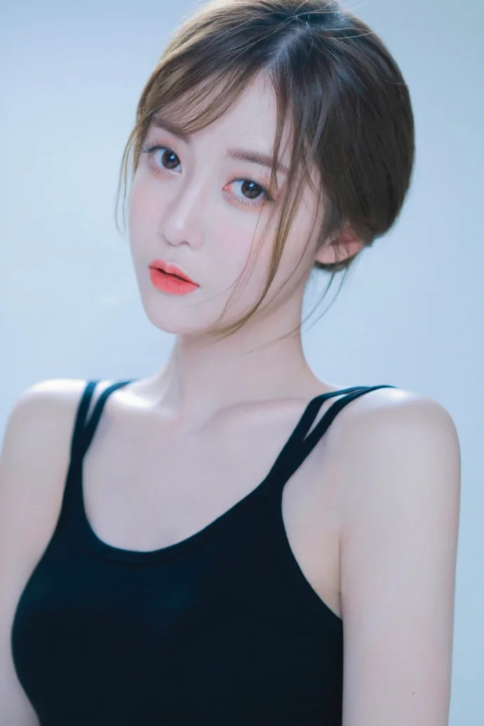 黑色吊带裙美女写真 图片1
