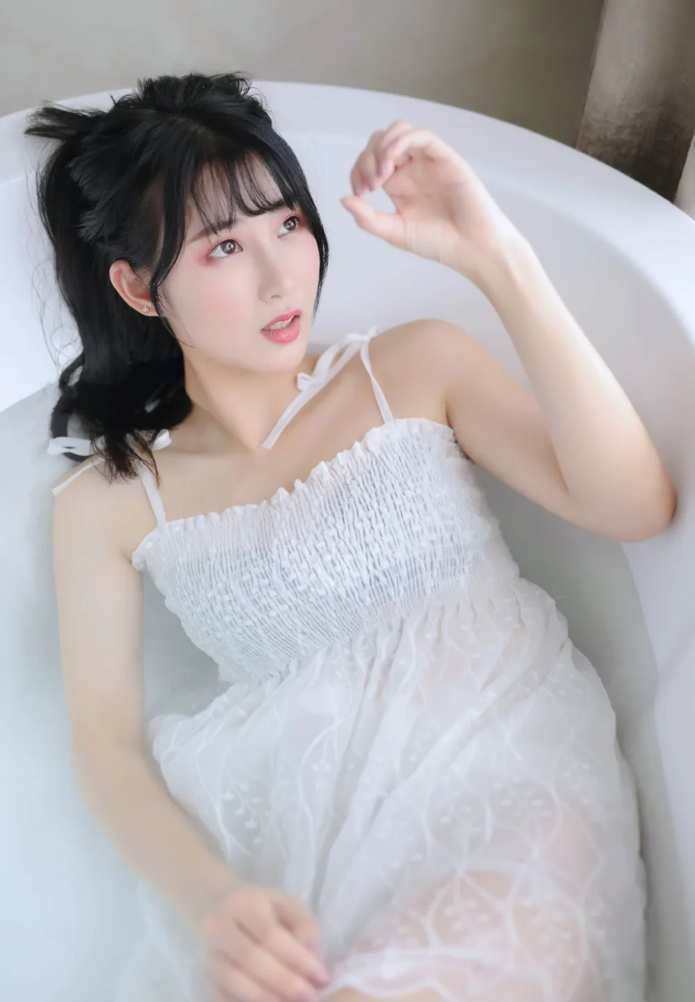 吊带白裙美女写真 图片1