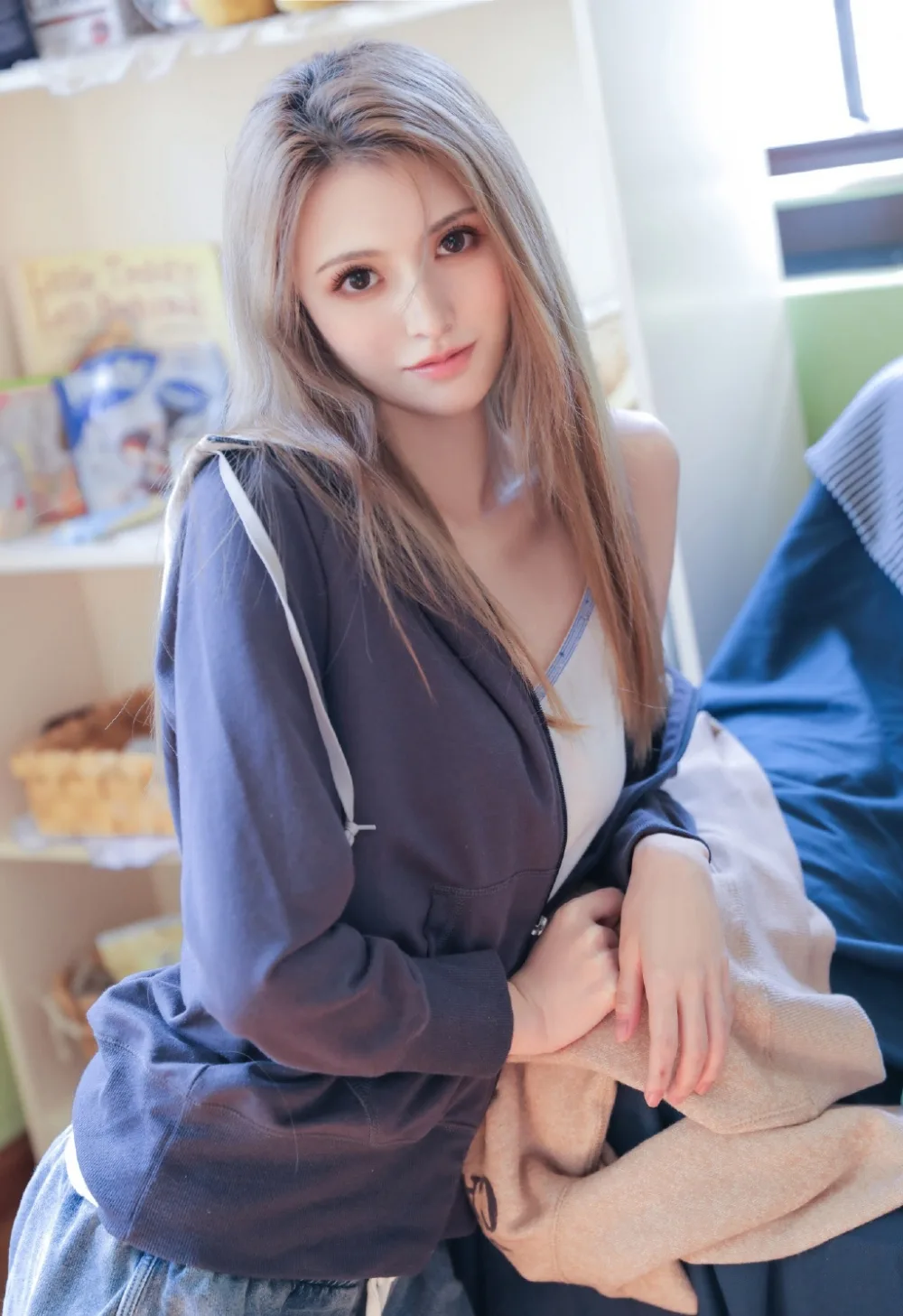 金发美女写真, 吊带装穿搭 图片6