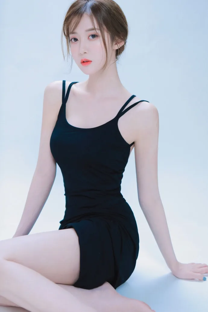 黑色吊带裙美女写真 图片3