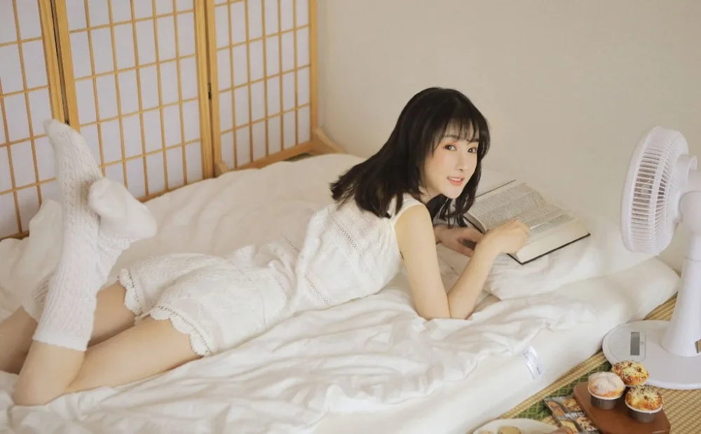 白色吊带美女写真 图片2