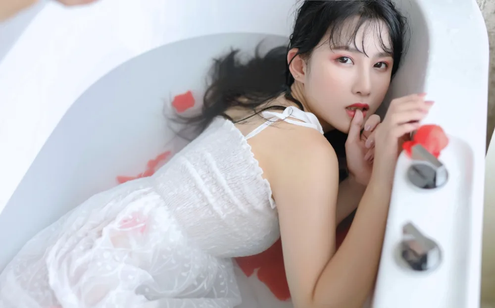 吊带白裙美女写真 图片5