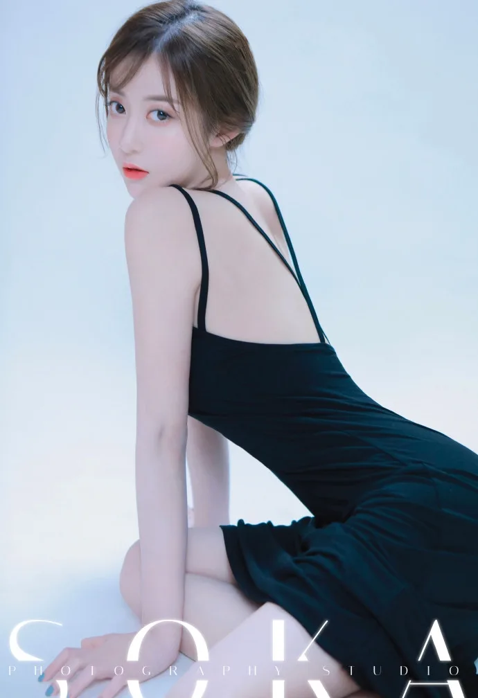 黑色吊带裙美女写真 图片4