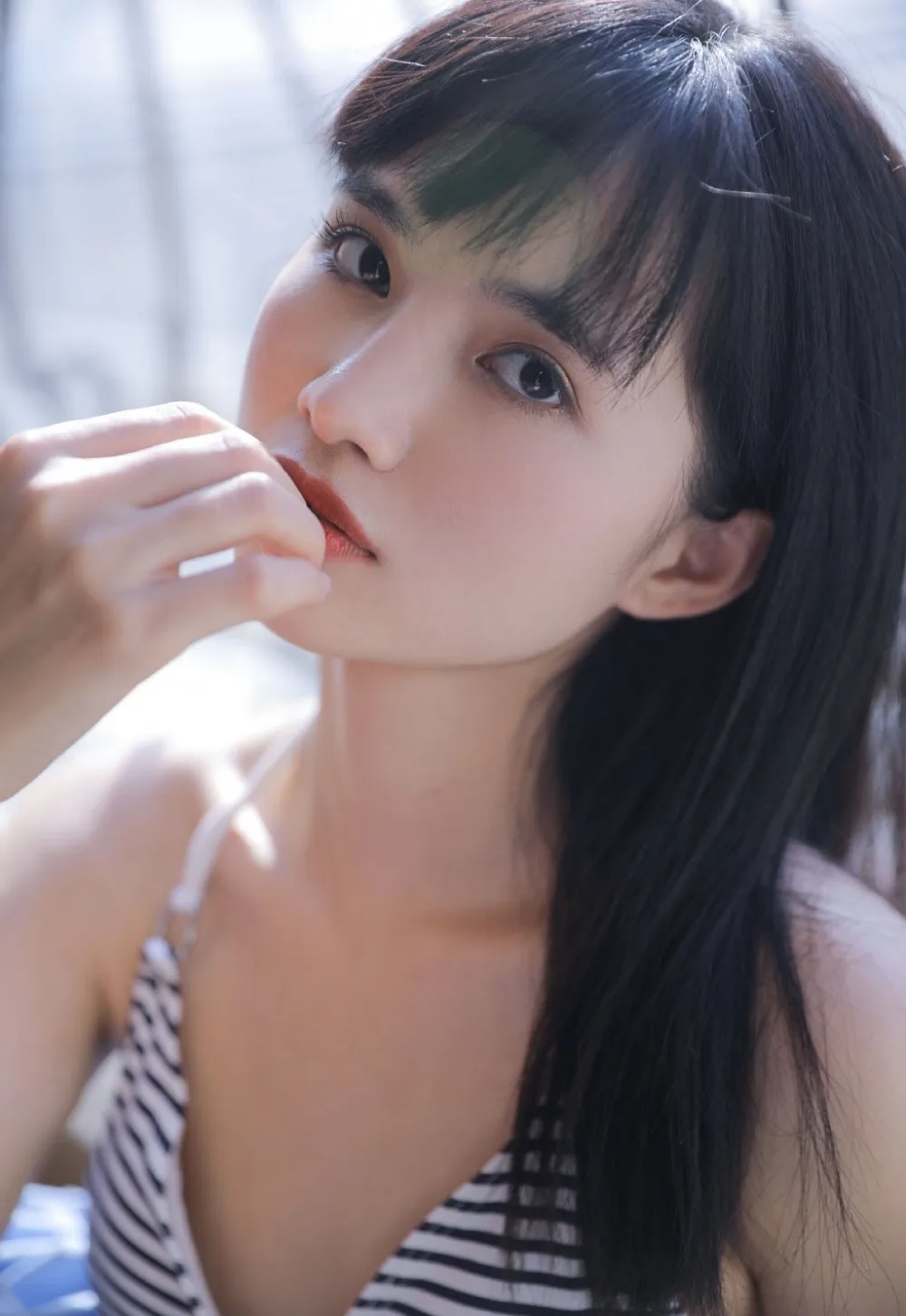 吊带内衣美女写真 图片1