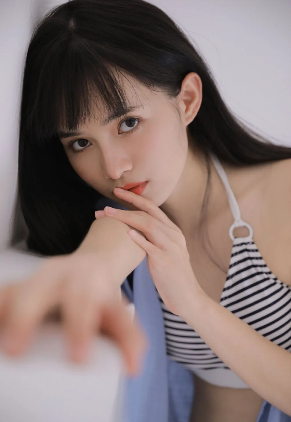 吊带内衣美女写真 图片3