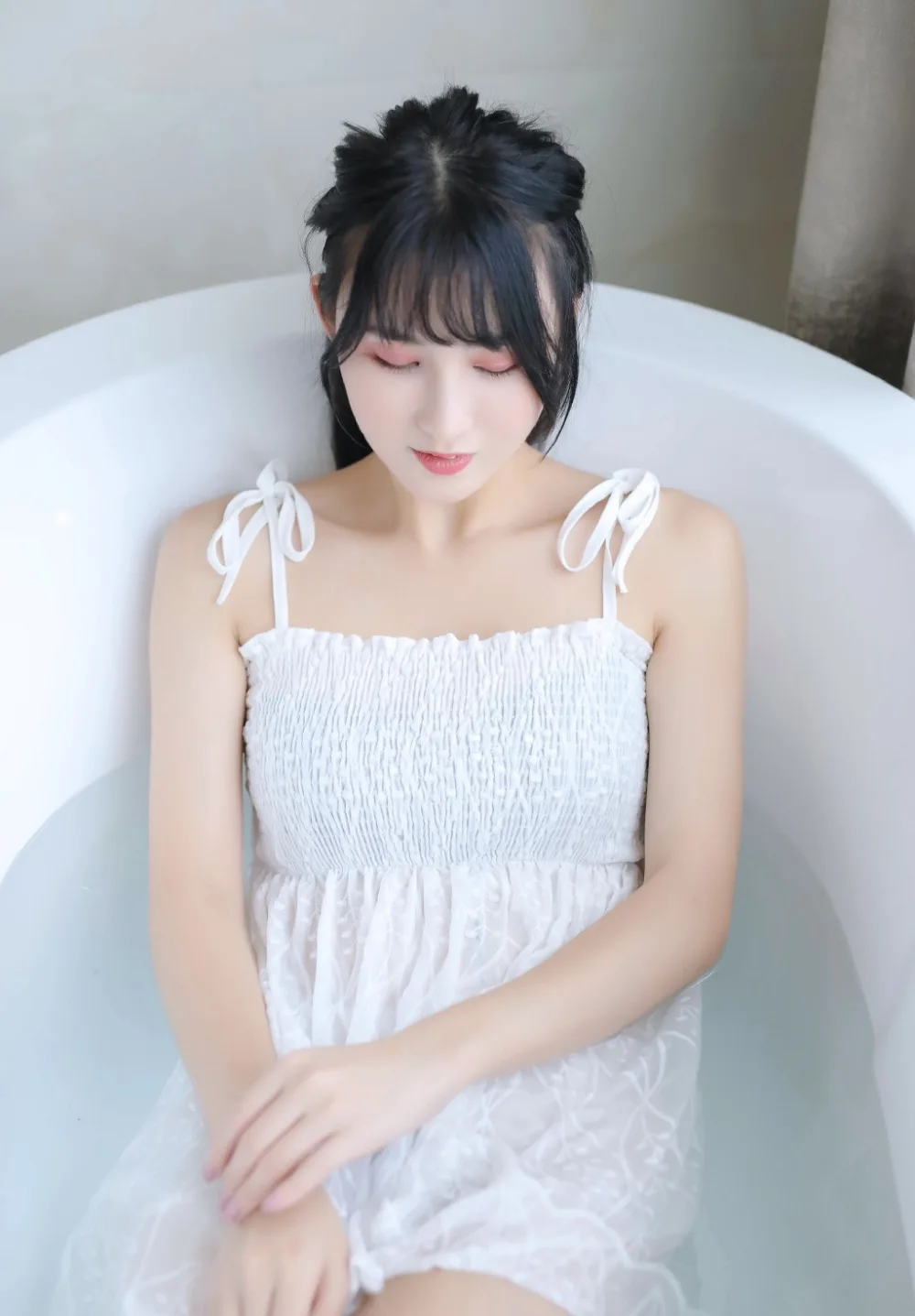 吊带白裙美女写真 图片7