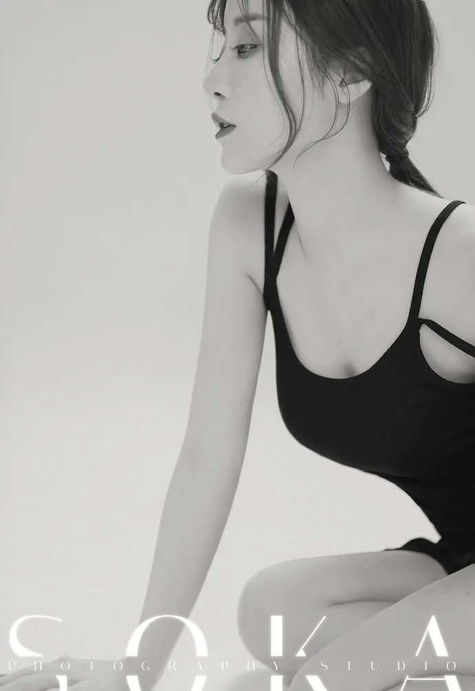 黑色吊带裙美女写真 图片5
