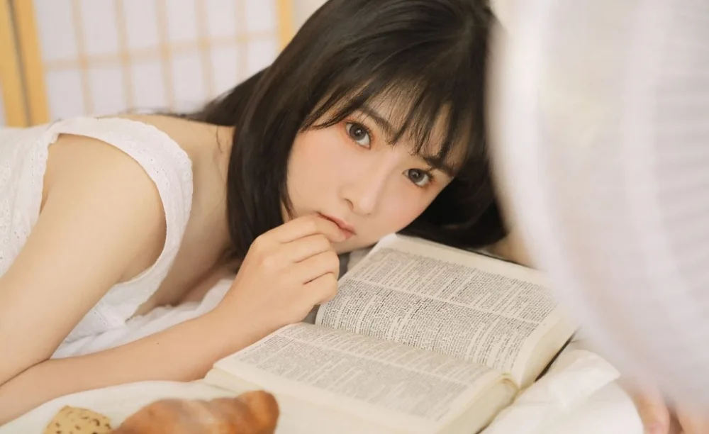 白色吊带美女写真 图片1