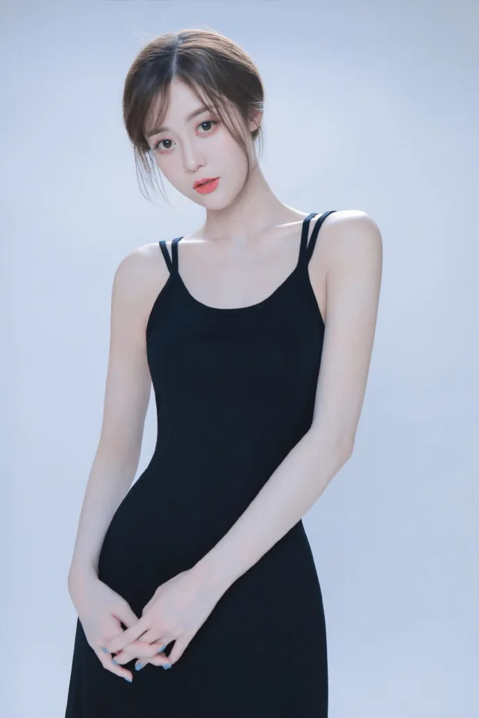 黑色吊带裙美女写真 图片2