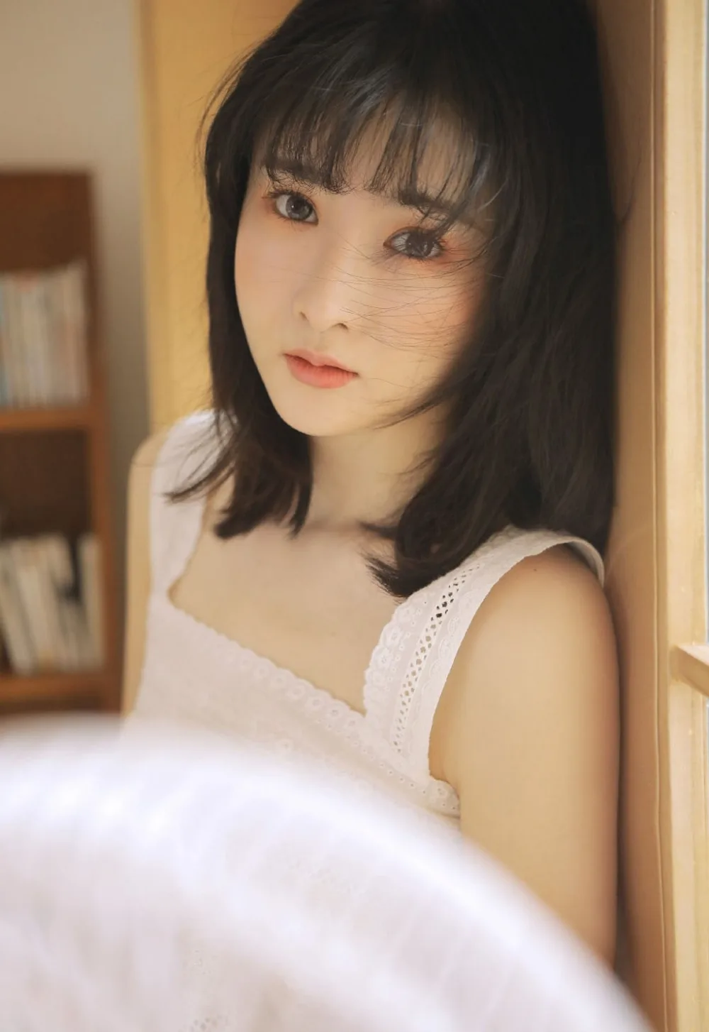 白色吊带美女写真 图片4