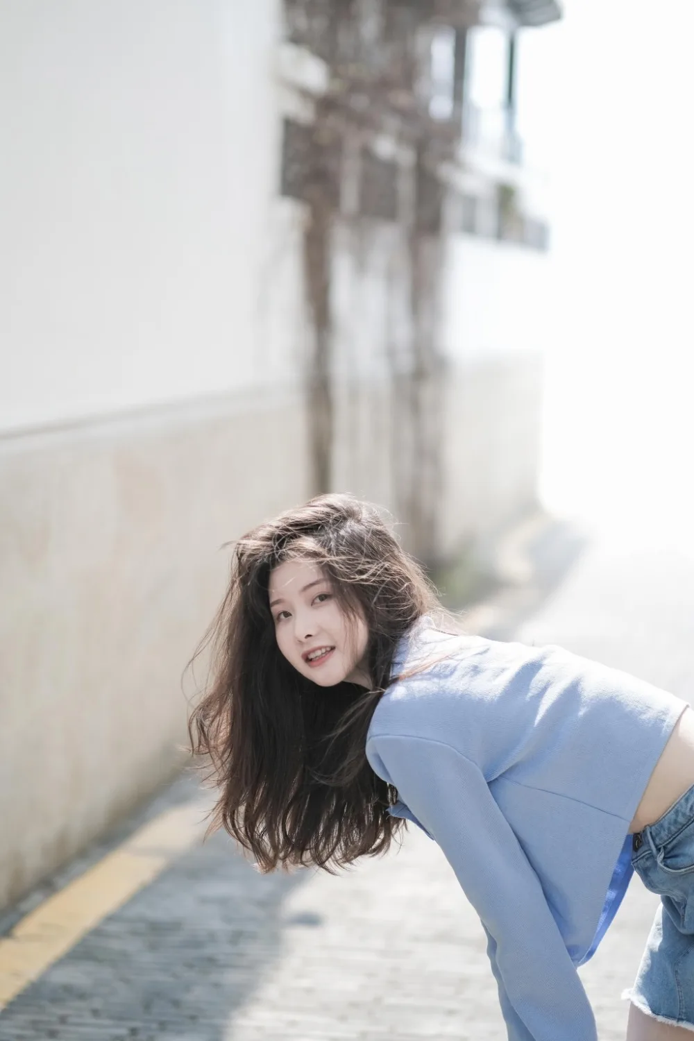 长发美女街拍写真 图片4