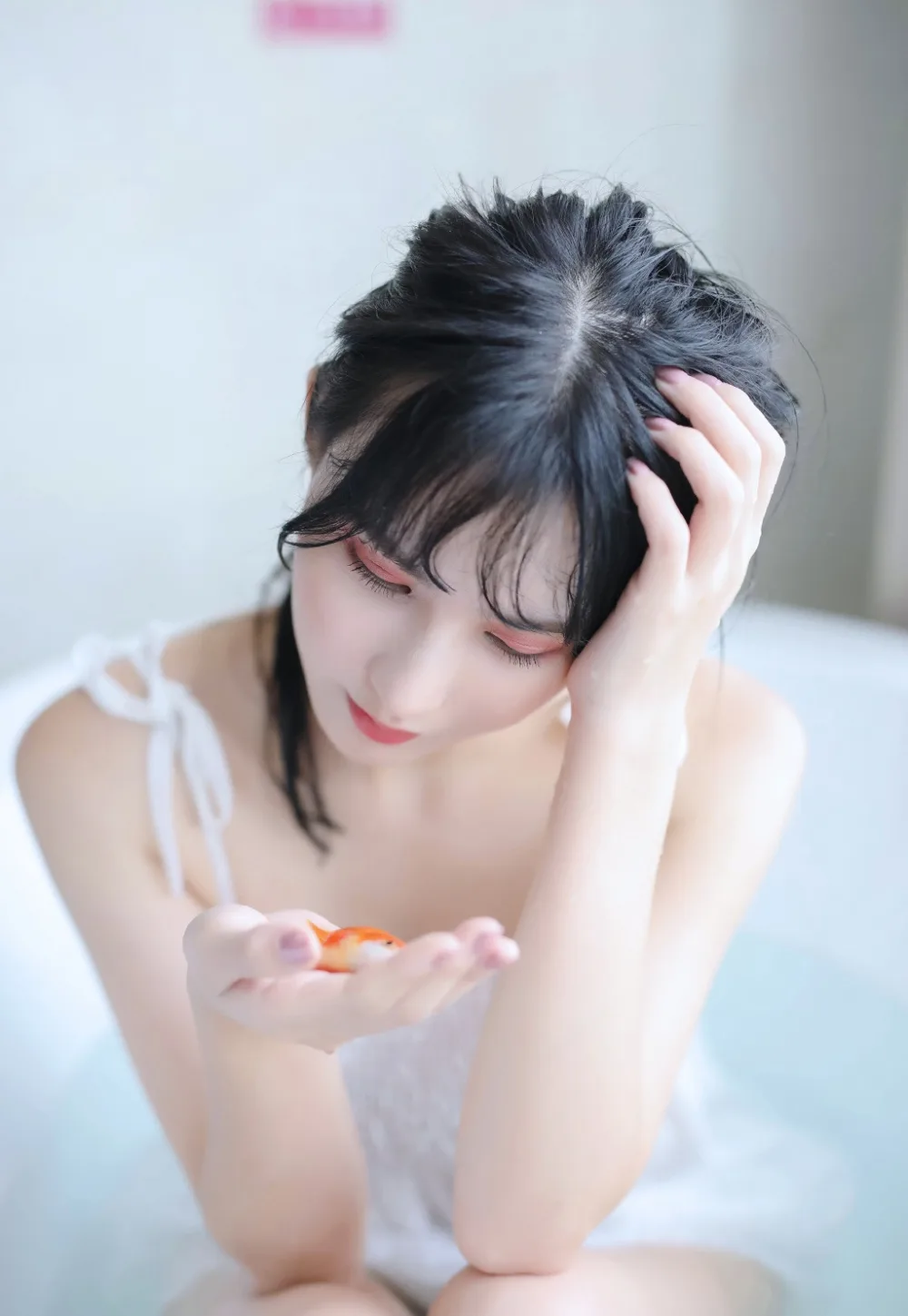 吊带白裙美女写真 图片3