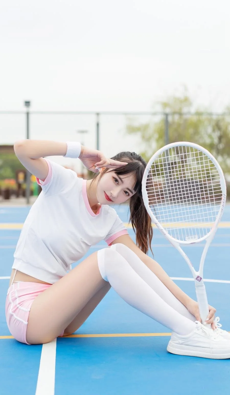 校园运动风白丝美腿写真 图片2