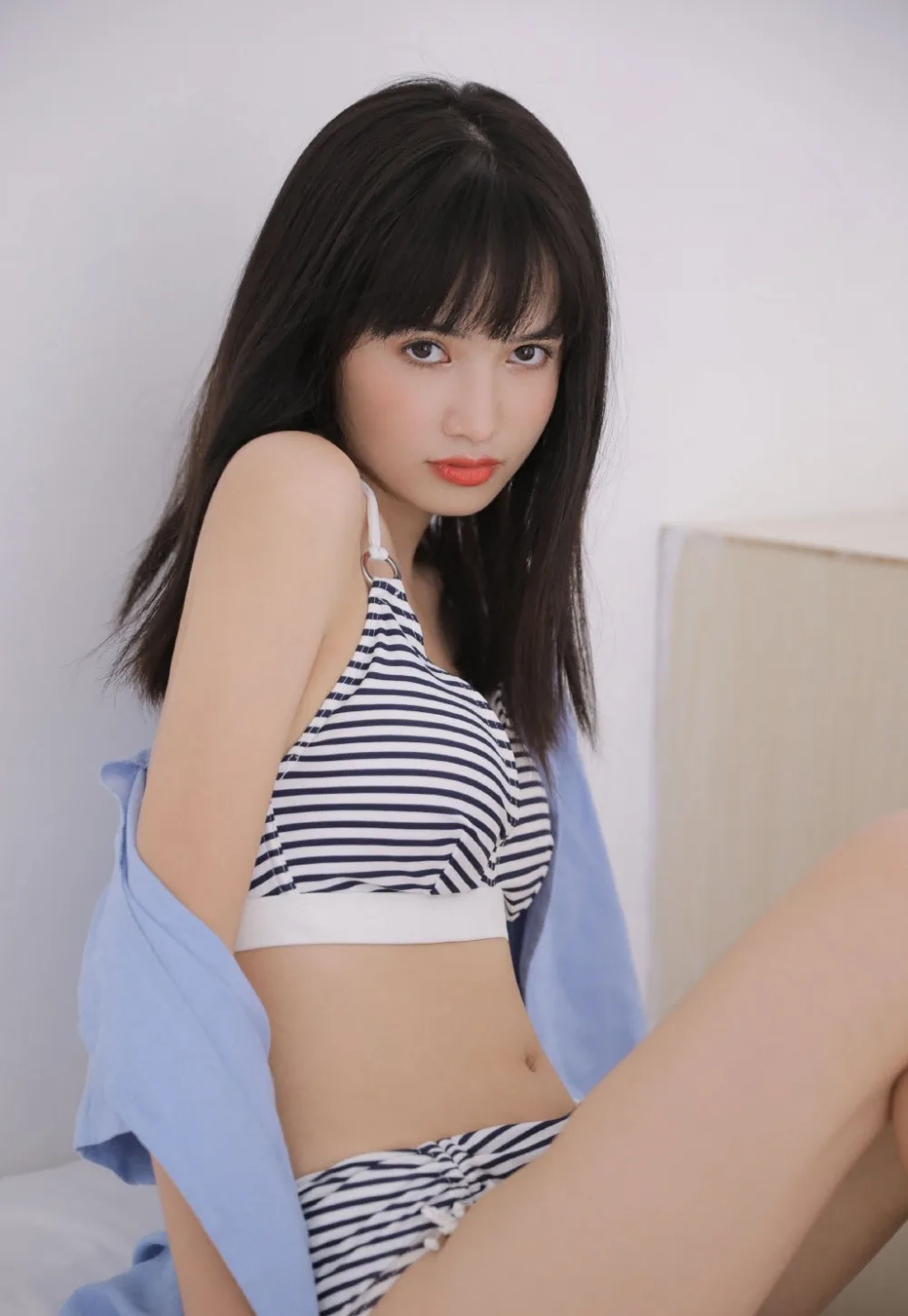 吊带内衣美女写真 图片2