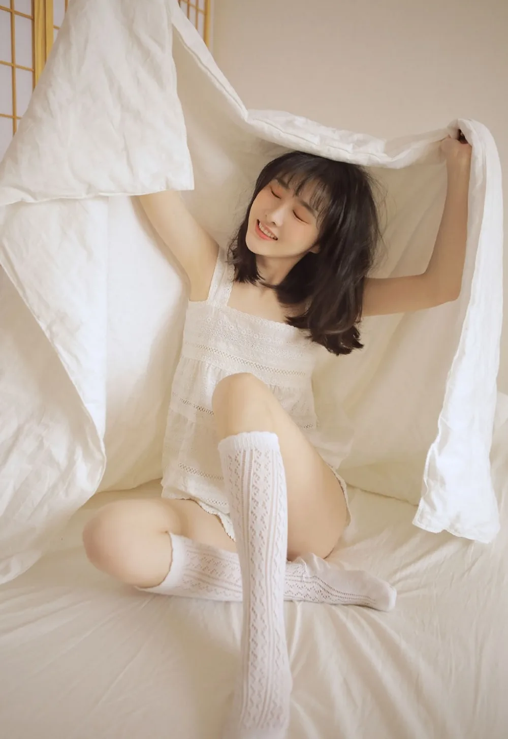 白色吊带美女写真 图片7