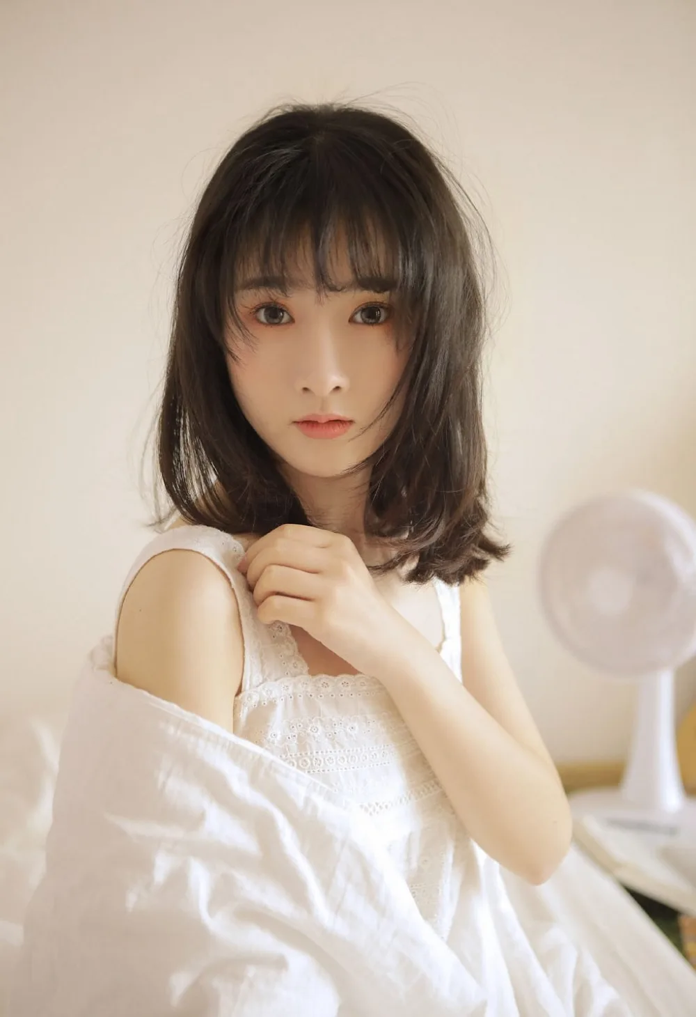 白色吊带美女写真 图片8