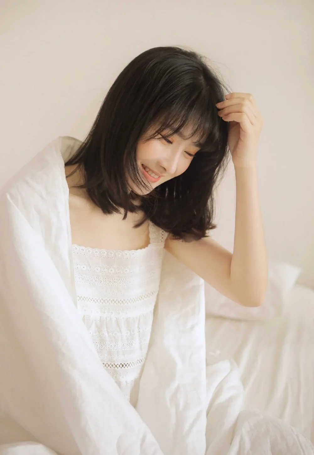 白色吊带美女写真 图片5