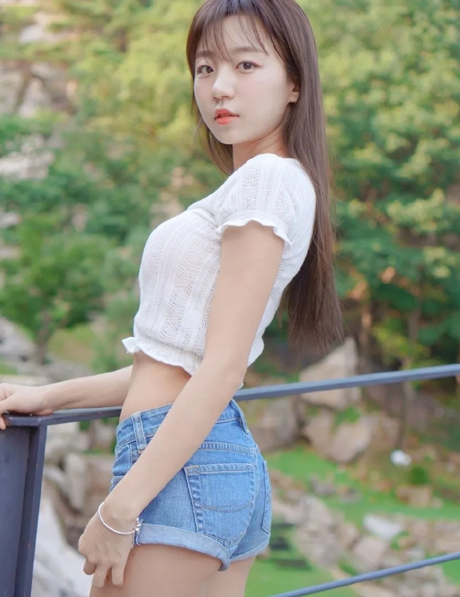 露脐装美女写真 图片1