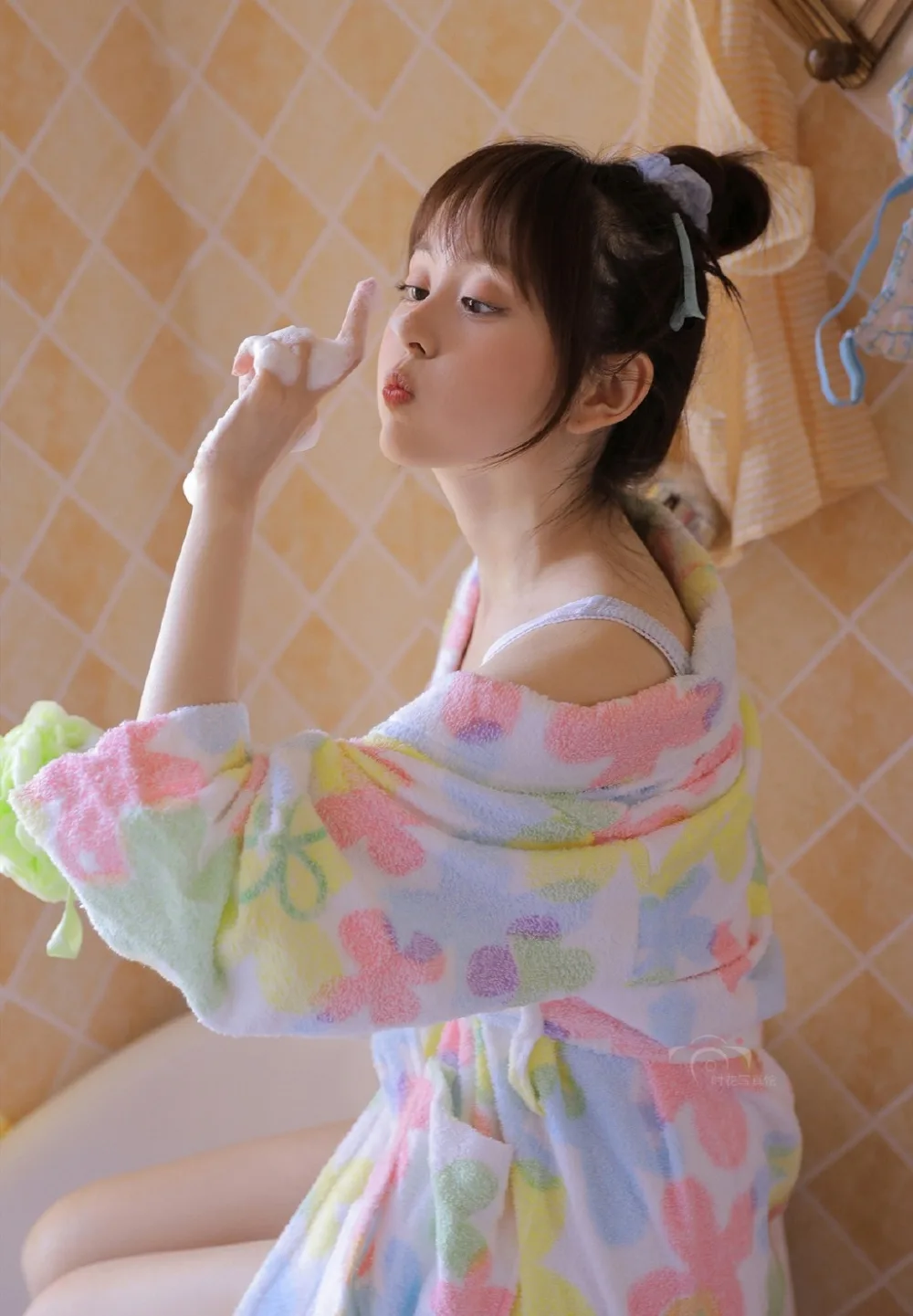 甜美浴袍美女写真 图片4