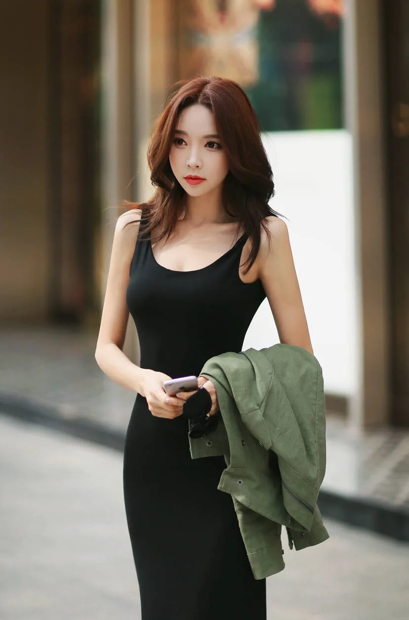 吊带连衣裙美女 图片1