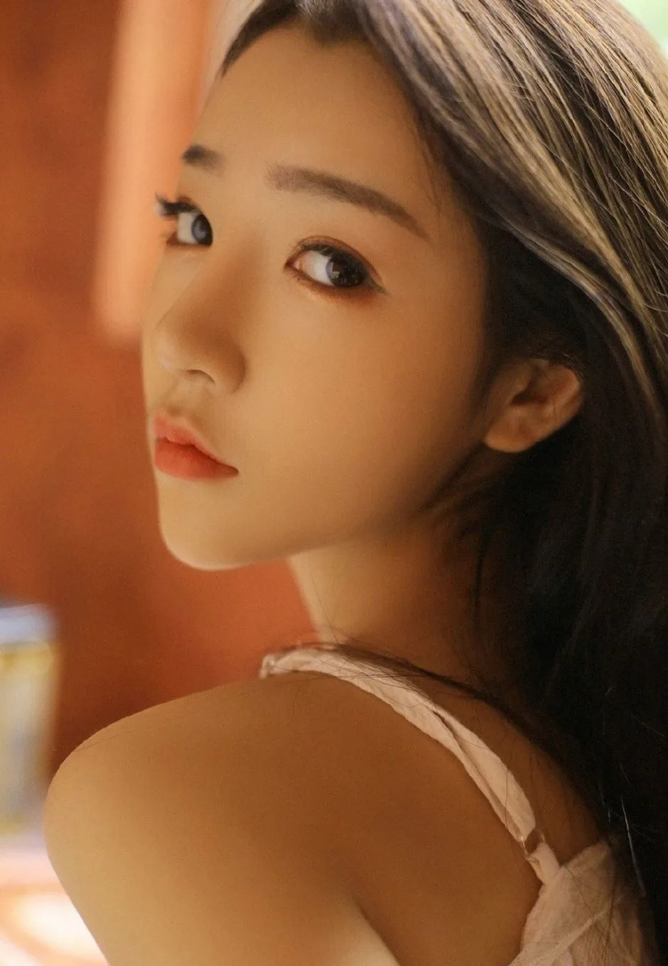 吊带短裤美女写真 图片4