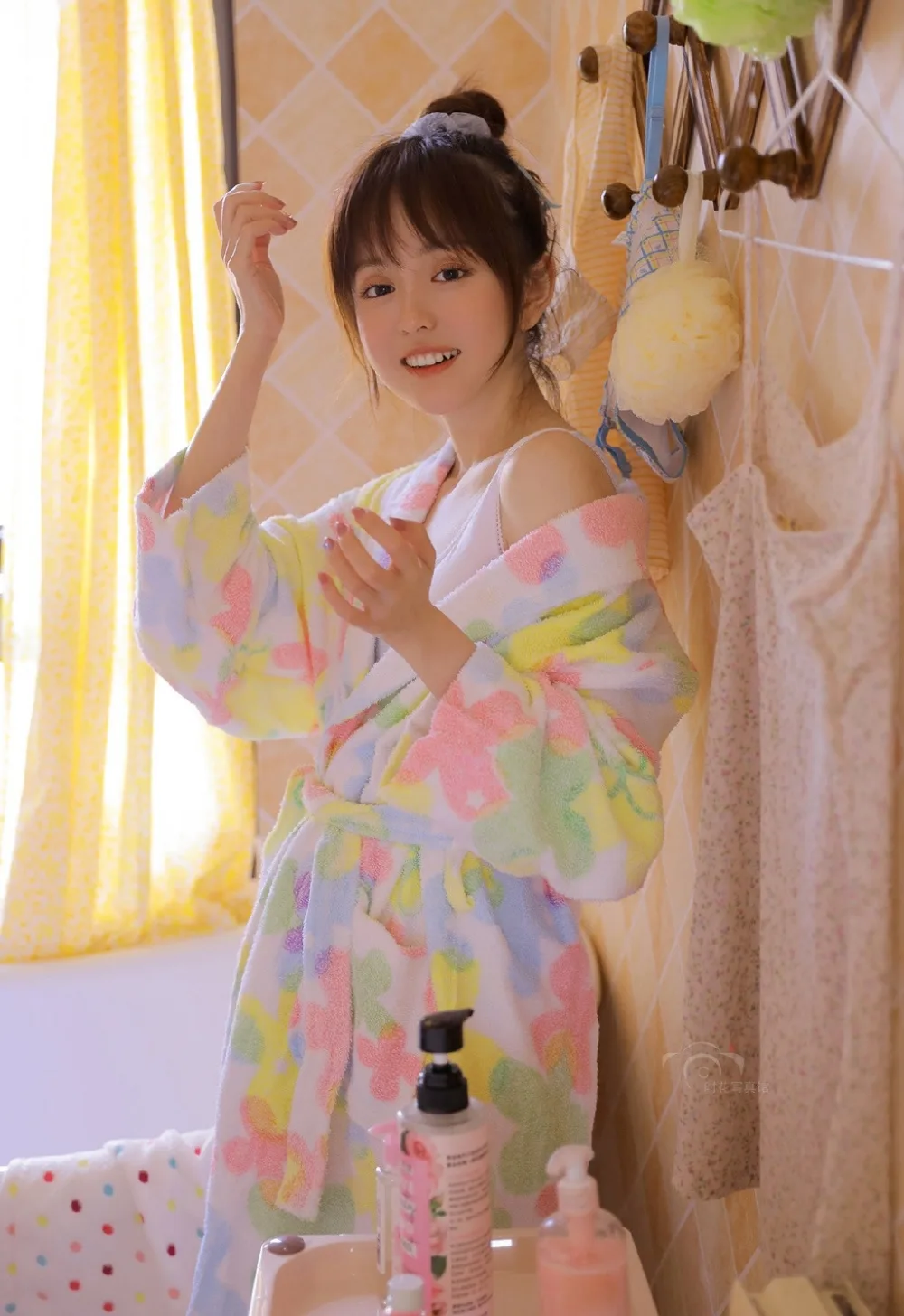 甜美浴袍美女写真 图片1