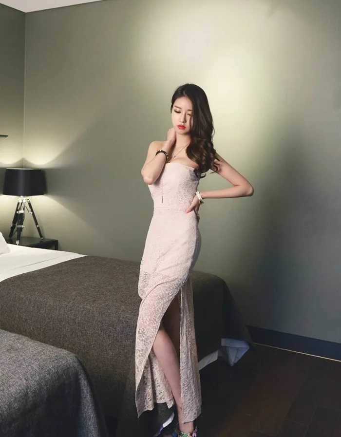 红唇美女写真 图片2