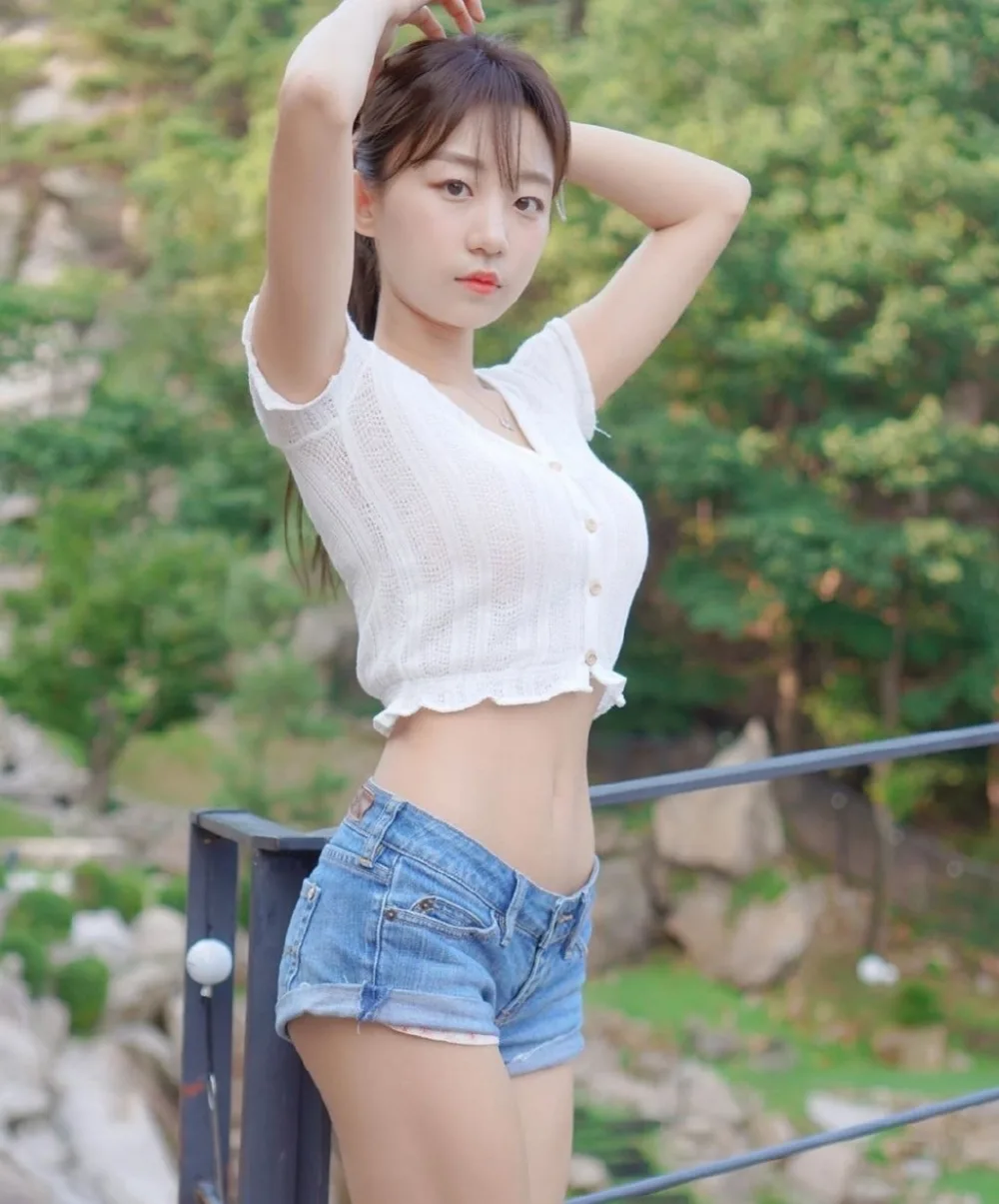 露脐装美女写真 图片2