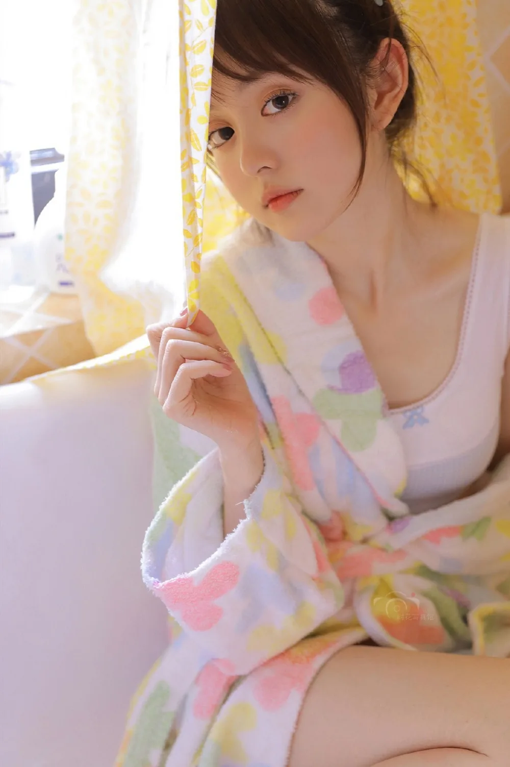 甜美浴袍美女写真 图片3