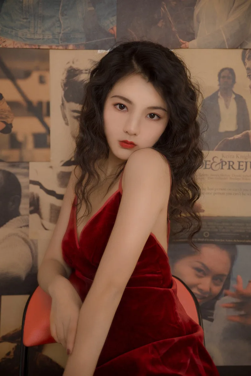 复古红裙美女写真 图片2