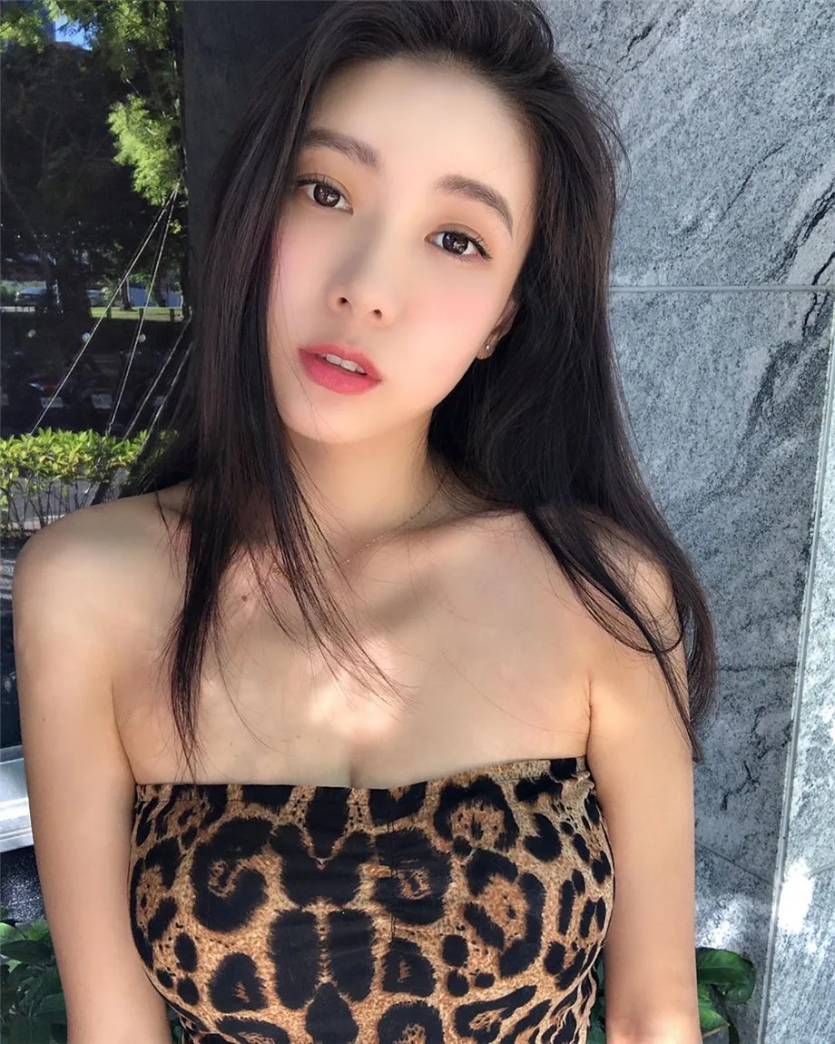 豹纹抹胸性感自拍 图片1