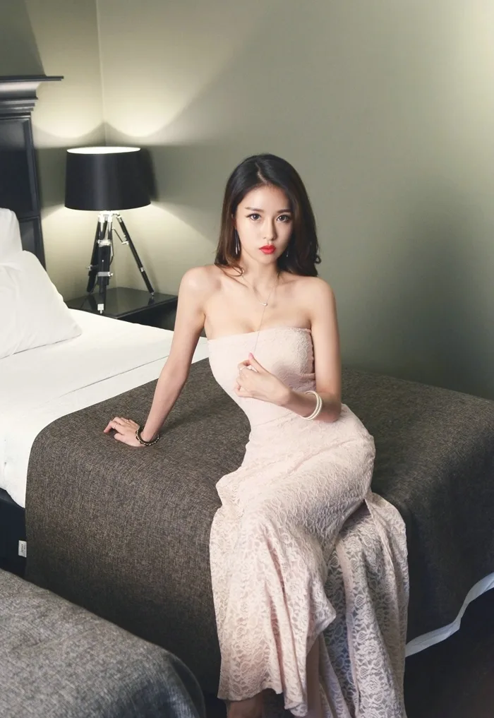 红唇美女写真 图片1