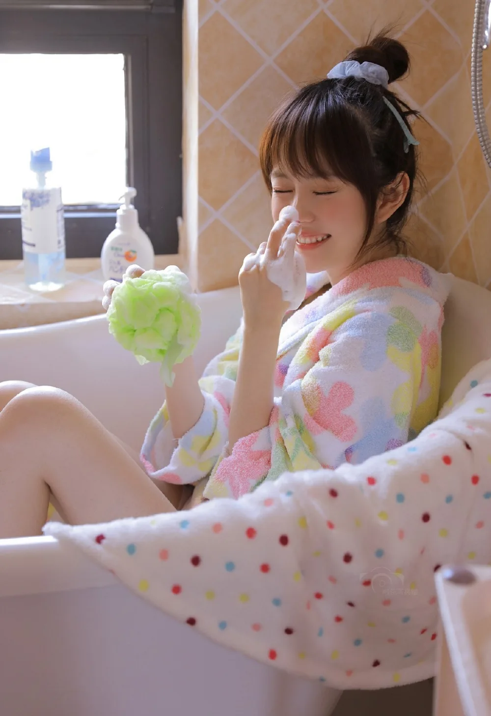 甜美浴袍美女写真 图片6