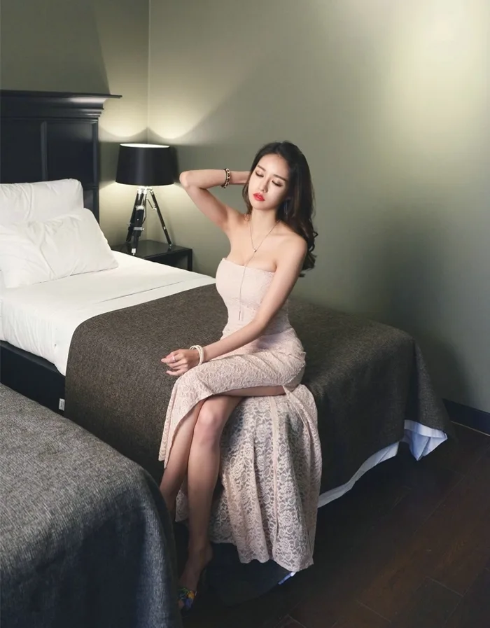 红唇美女写真 图片4