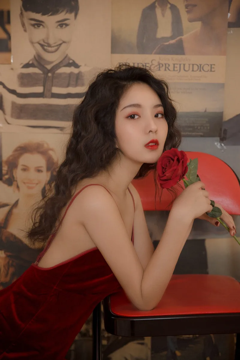 复古红裙美女写真 图片6