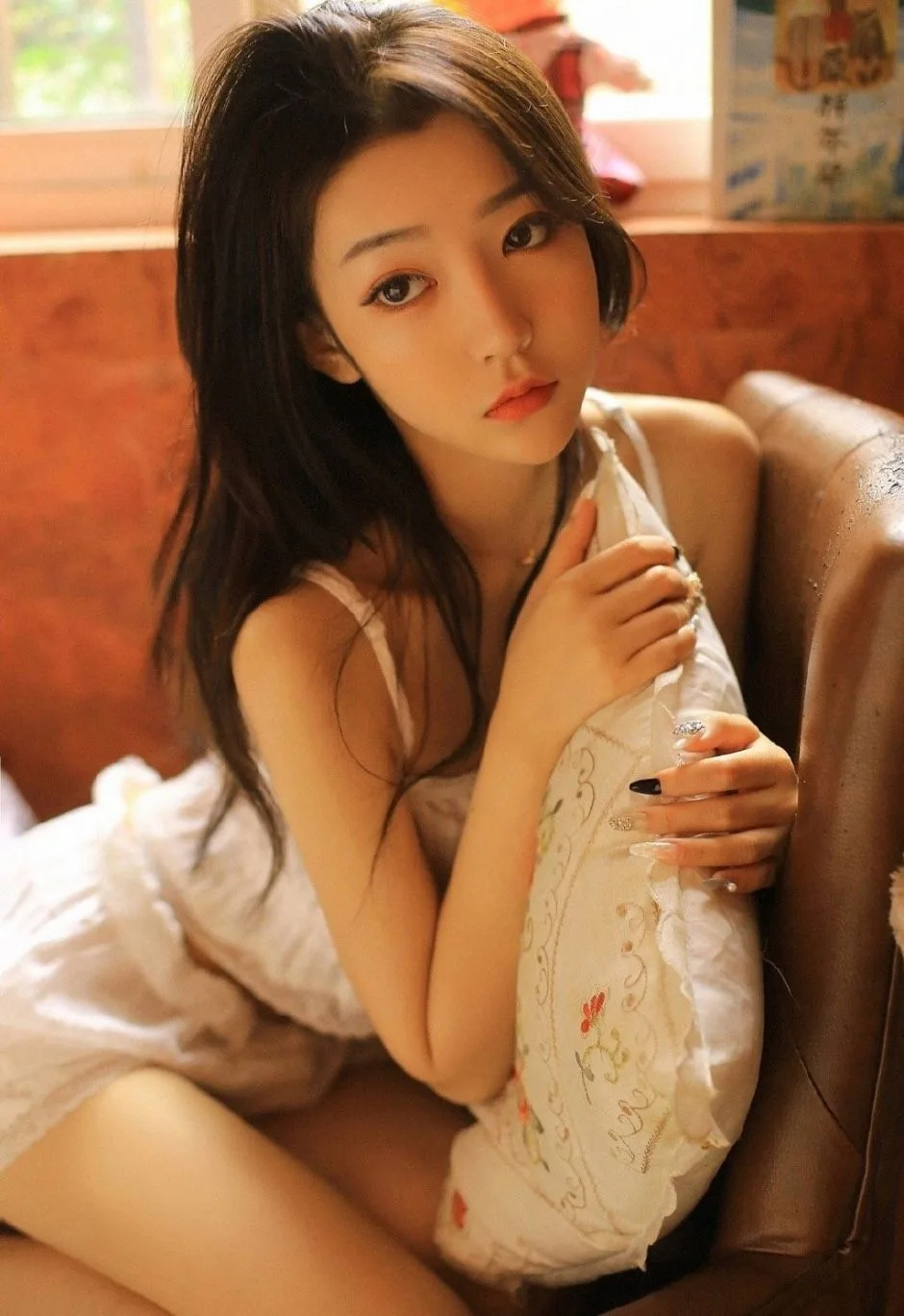 吊带短裤美女写真 图片7