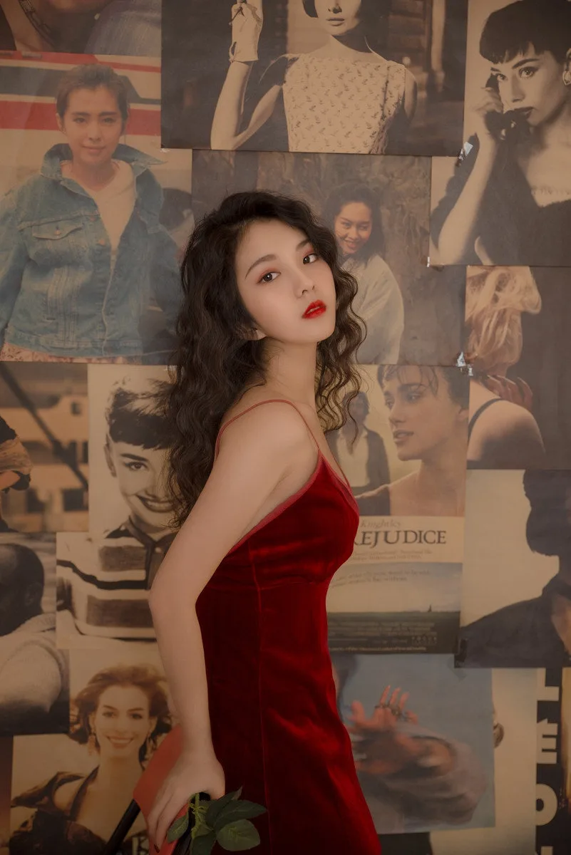 复古红裙美女写真 图片1