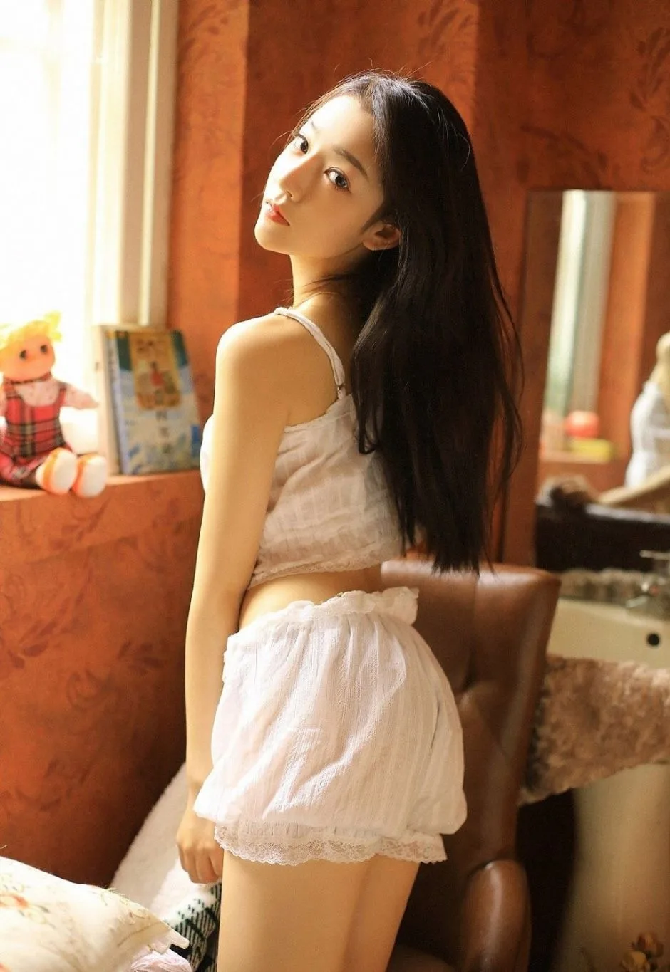 吊带短裤美女写真 图片8