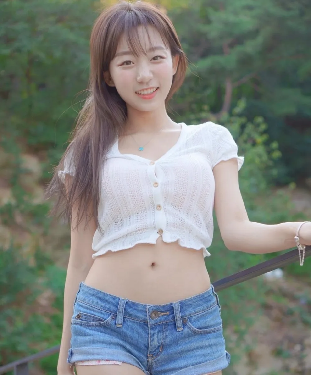 露脐装美女写真 图片3