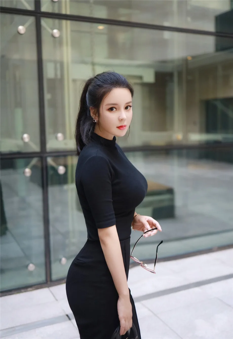 黑色紧身衣美女图片 图片1