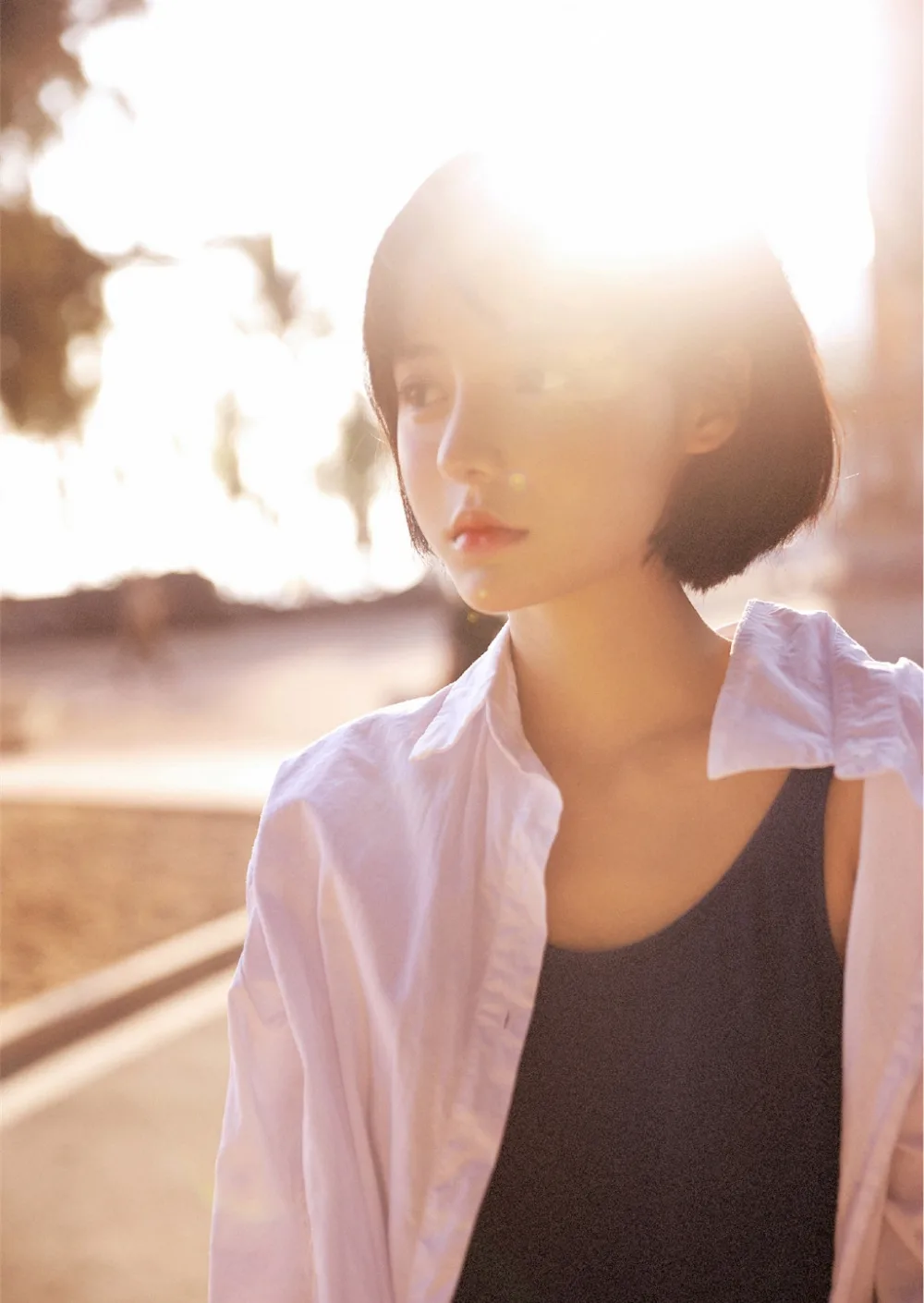 短发美女海边写真 图片5