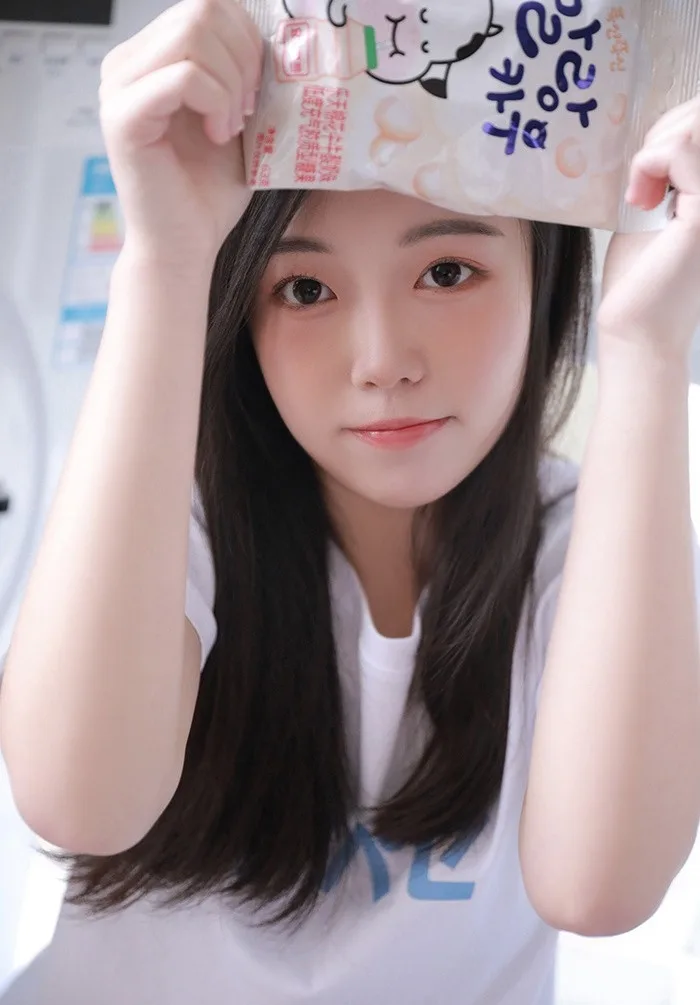 黑长直发美女写真 图片9