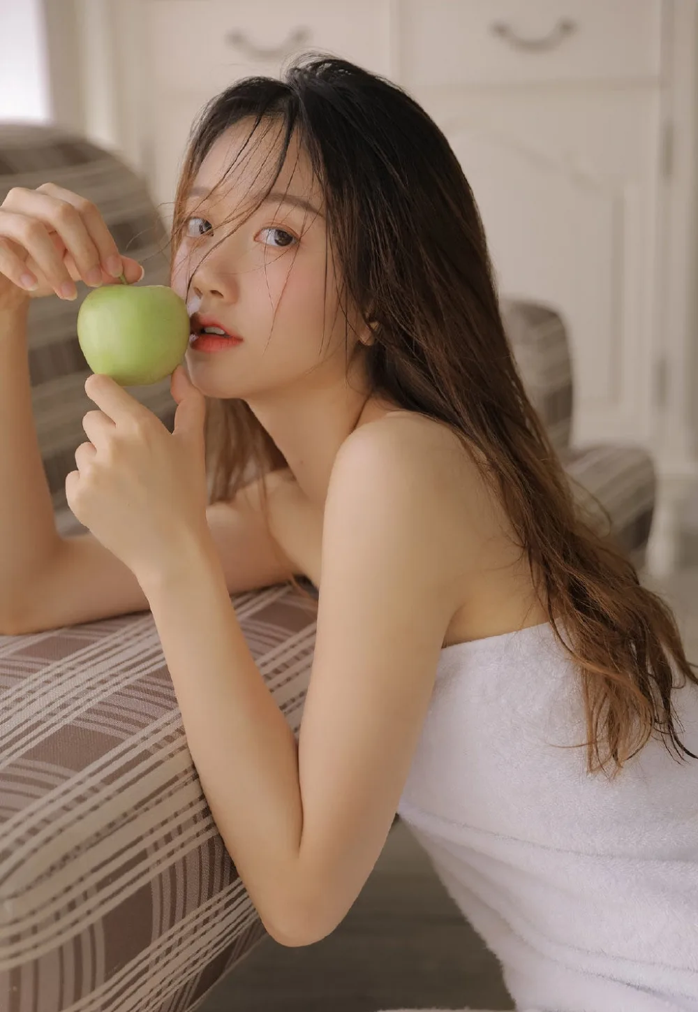 浴室写真美背少女 图片5