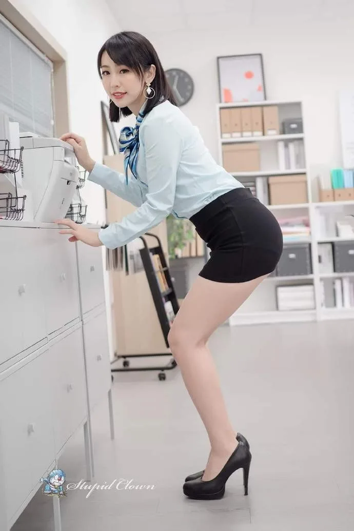 制服秘书丝袜美腿 图片5