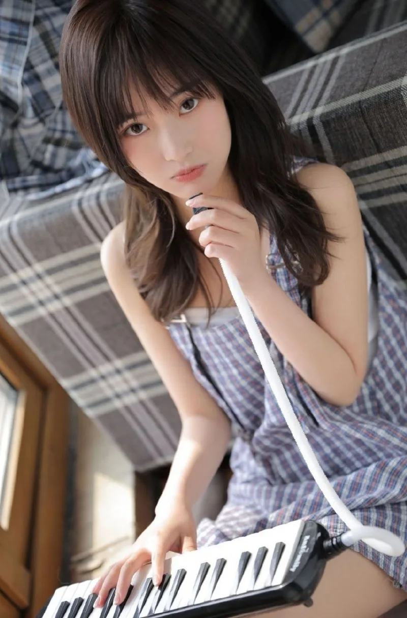 清新甜美吊带裙写真 图片4